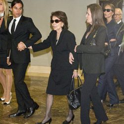 Julio José Iglesias, Beatriz Arrastia, Victoria Preysler e Isabel Preysler en el velatorio de María Beatriz Preysler Arrastia