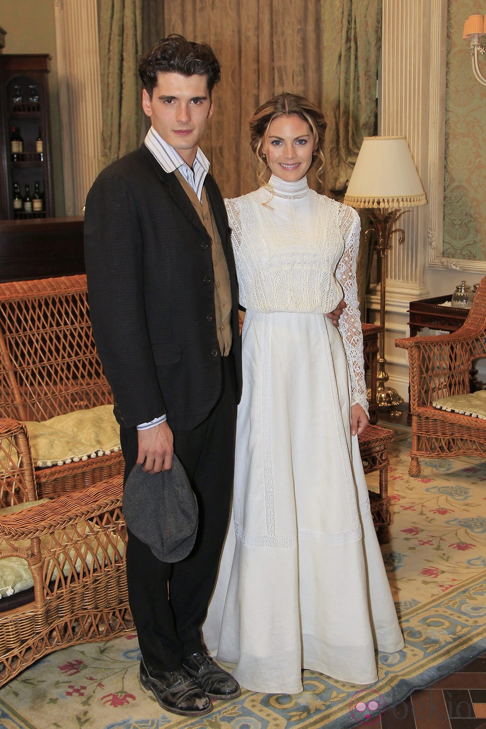 Yon González y Amaia Salamanca en la serie de Antena 3 'Gran Hotel'