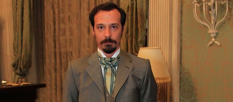 Fele Martínez en la serie de Antena 3 'Gran Hotel'