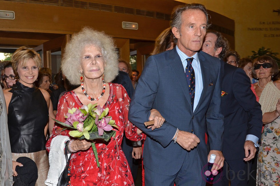 La duquesa de Alba y Alfonso Díez en la presentación de la ópera 'Las bodas de fígaro'