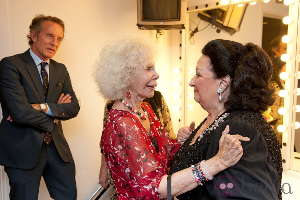 Alfonso Díez y Cayetana de Alba saludan a Montserrat Caballé en Sevilla