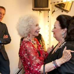 Alfonso Díez y Cayetana de Alba saludan a Montserrat Caballé en Sevilla