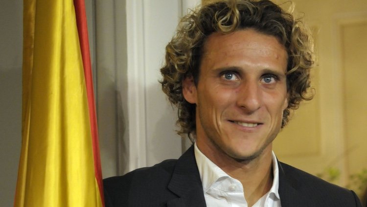 Diego Forlán condecorado con la Cruz Oficial la Orden de Isabel la Católica