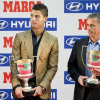 Cristiano Ronaldo y José Mourinho reciben un premio de Marca