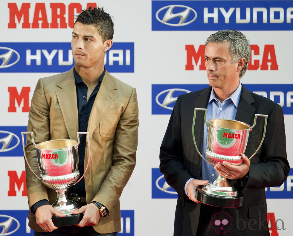 Cristiano Ronaldo y José Mourinho reciben un premio de Marca