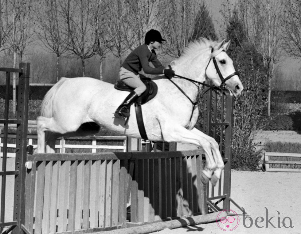 Cayetana Fitz James Stuart montando a caballo en 1971