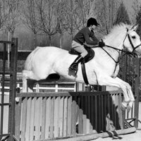 Cayetana Fitz James Stuart montando a caballo en 1971