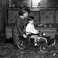 La duquesa de Alba con sus hijos Fernando y Cayetano en el Palacio de Liria en 1966