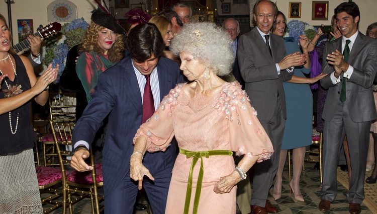 Cayetana de Alba bailando con Fran Rivera para celebrar su boda