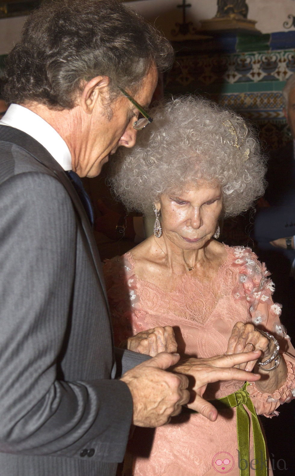 Cayetana de Alba y Alfonso Díez se intercambian los anillos en su boda en Sevilla