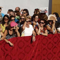 Curiosos agolpados en el Palacio de las Dueñas para ver a la Duquesa de Alba y Alfonso Díez