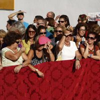 Curiosos agolpados en el Palacio de las Dueñas para ver a la Duquesa de Alba y Alfonso Díez