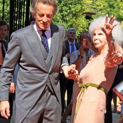 Alfonso Díez y la Duquesa de Alba saludan a los presentes a las puertas del Palacio de las Dueñas 