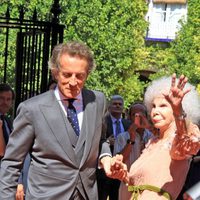 Alfonso Díez y la Duquesa de Alba saludan a los presentes a las puertas del Palacio de las Dueñas 