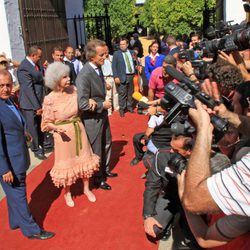 Numerosos periodistas agolpados a las puertas del Palacio de las Dueñas en Sevilla