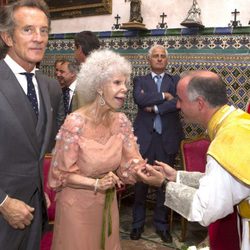 Doña Cayetana de Alba y Alfonso Díez reciben la bendición del sacerdote en la ceremonia religiosa de su enlace en Sevilla