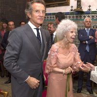 Doña Cayetana de Alba y Alfonso Díez reciben la bendición del sacerdote en la ceremonia religiosa de su enlace en Sevilla