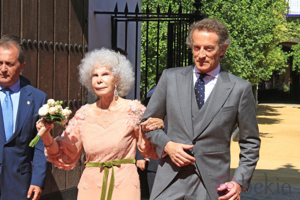 Cayetana de Alba y Alfonso Díez, recién casados a las puertas del Palacio de las Dueñas