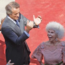 Alfonso Díez y Cayetana de Alba, muy animados a las puertas del Palacio de las Dueñas en Sevilla