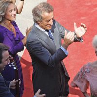 Alfonso Díez y Cayetana de Alba, muy animados a las puertas del Palacio de las Dueñas en Sevilla