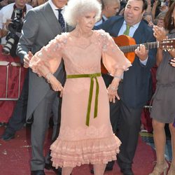 Cayetana de Alba y Alfonso Díez bailando el día de su enlace a las puertas del Palacio de las Dueñas en Sevilla