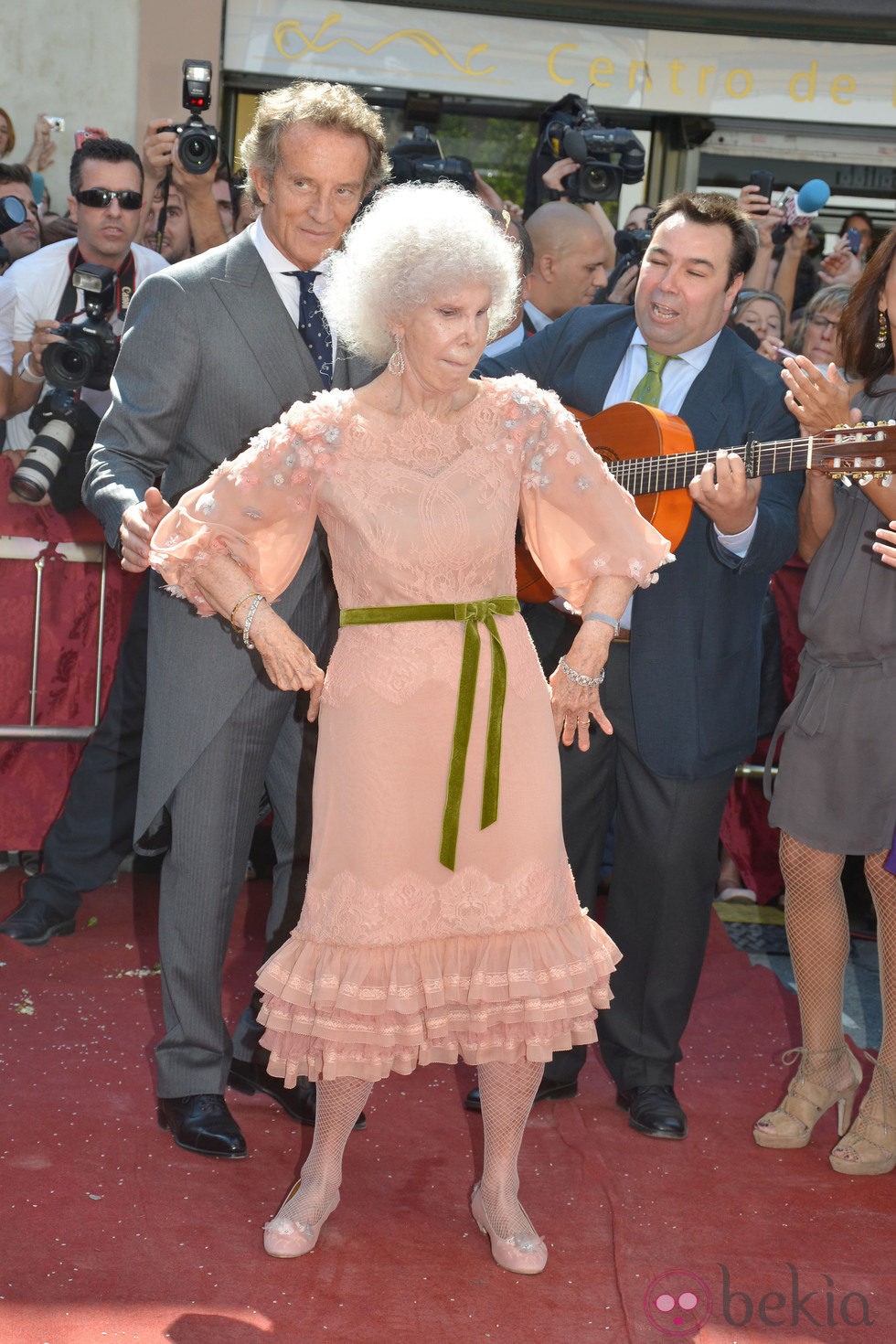 Cayetana de Alba y Alfonso Díez bailando el día de su enlace a las puertas del Palacio de las Dueñas en Sevilla