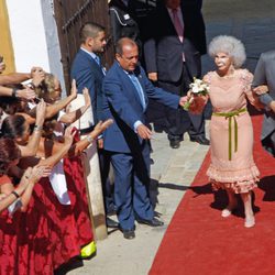 Doña Cayetana de Alba y Alfonso Díez, a la salida de su enlace en el Palacio de las Dueñas en Sevilla