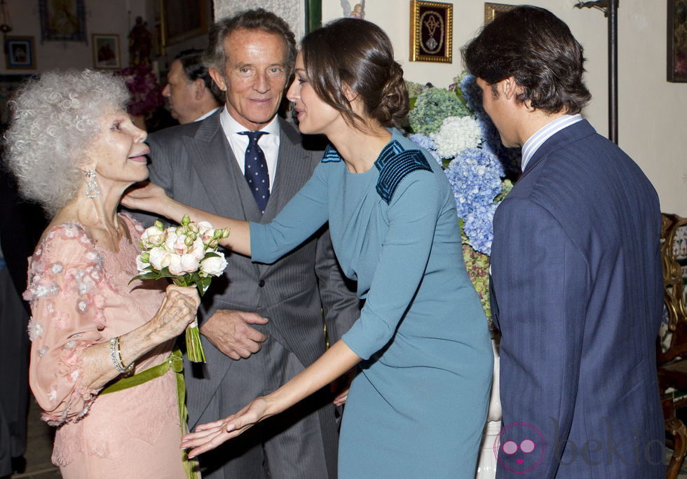 Eva Gonzalez, felicitando a la Duquesa de Alba y Alfonso Díez