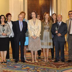 La Reina Sofía y Leire Pajín con los asistentes a la entrega del Premio a la Acción Magistral 2011