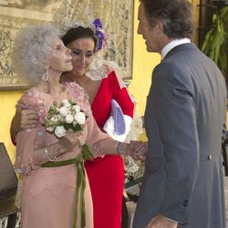 Carmen Tello abraza a la Duquesa de Alba en su boda con Alfonso Díez