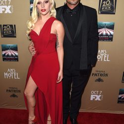 Lady Gaga y Taylor Kinney en el estreno de 'American Horror Story: Hotel' en Los Angeles