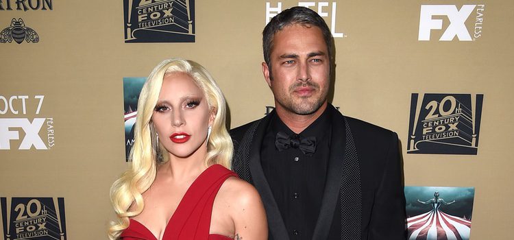 Lady Gaga y Taylor Kinney en el estreno de 'American Horror Story: Hotel' en Los Angeles