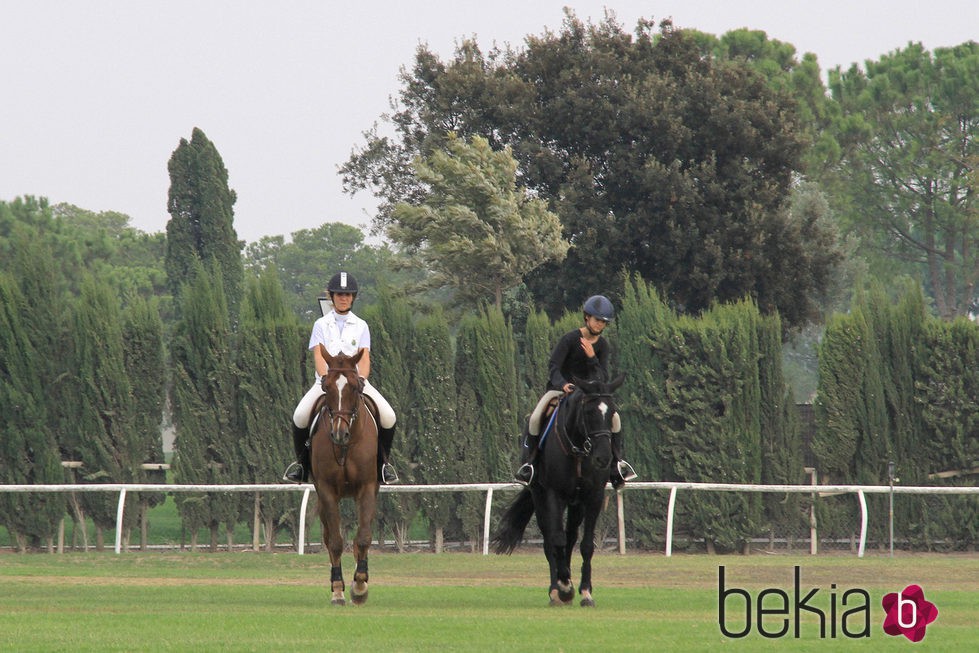 La Infanta Elena cabalga con su hija Victoria Federica en el Real Club Pineda de Sevilla