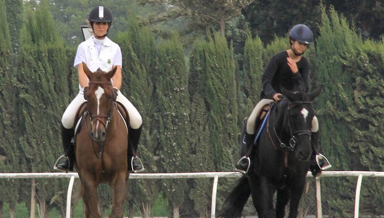 La Infanta Elena cabalga con su hija Victoria Federica en el Real Club Pineda de Sevilla