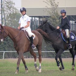 La Infanta Elena y Victoria de Marichalar cabalgando en el Real Club Pineda de Sevilla