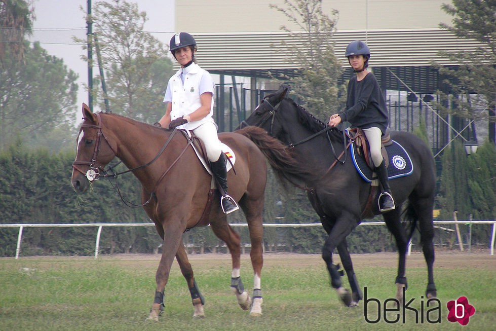 La Infanta Elena y Victoria de Marichalar cabalgando en el Real Club Pineda de Sevilla