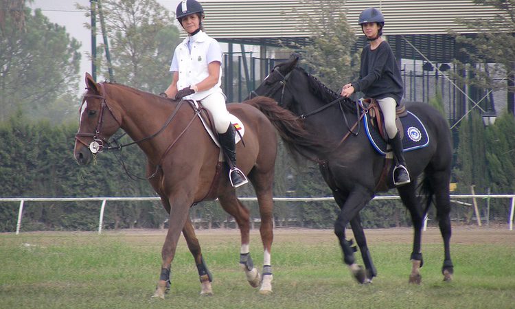 La Infanta Elena y Victoria de Marichalar cabalgando en el Real Club Pineda de Sevilla