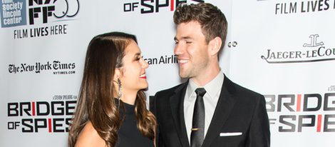 Nina Dobrev y Austin Stowell muy acaramelados en su primera alfombra roja