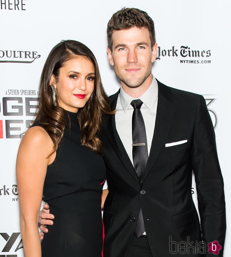 Nina Dobrev y Austin Stowell juntos en la presentación de 'Bridge of Spies'