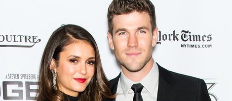 Nina Dobrev y Austin Stowell juntos en la presentación de 'Bridge of Spies'