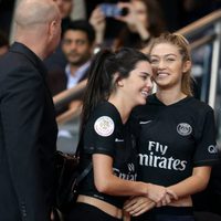 Kendall Jenner y Gigi Hadid animando al Paris Saint Germain