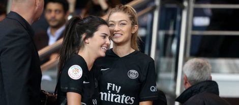 Kendall Jenner y Gigi Hadid animando al Paris Saint Germain