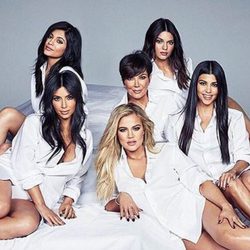 El clan Kardashian-Jenner al completo en la portada de Cosmopolitan