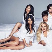 El clan Kardashian-Jenner al completo en la portada de Cosmopolitan