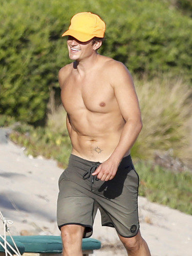 Orlando Bloom con el torso desnudo paseando por la playa