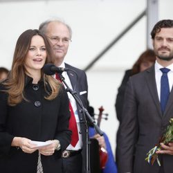 Sofia Hellqvist lee un discurso ante Carlos Felipe de Suecia en Dalarna