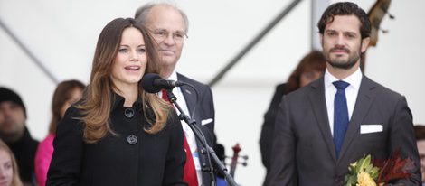 Sofia Hellqvist lee un discurso ante Carlos Felipe de Suecia en Dalarna