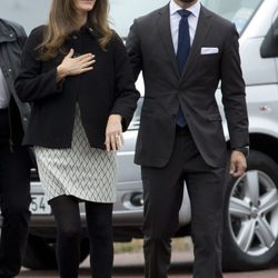 Carlos Felipe de Suecia y Sofia Hellqvist cogidos de la mano en Dalarna