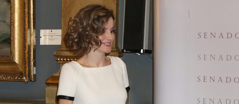 La Reina Letizia presume de piernas en la entrega del Premio Luis Carandell 2015