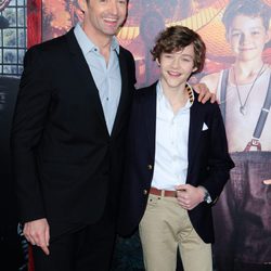 Hugh Jackman y Levi Miller en el estreno de 'Pan'